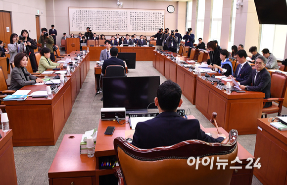 김용민 소위원장이 19일 서울 여의도 국회에서 열린 법제사법위원회 법안심사제1소위원회에서 의사봉을 두드리고 있다. [사진=곽영래 기자]