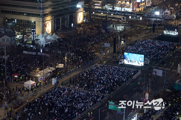 방탄소년단(BTS)이 21일 오후 서울 광화문 광장에서 정규 5집 '아리랑(ARIRANG)' 앨범 발매를 기념해 컴백 무대를 선보이고 있다. [사진=사진공동취재단]