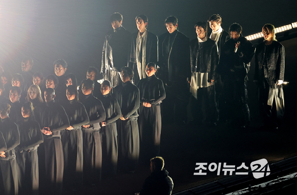 방탄소년단(BTS)이 21일 오후 서울 광화문 광장에서 정규 5집 '아리랑(ARIRANG)' 앨범 발매를 기념해 열린 컴백 무대에 등장하고 있다. [사진=사진공동취재단]