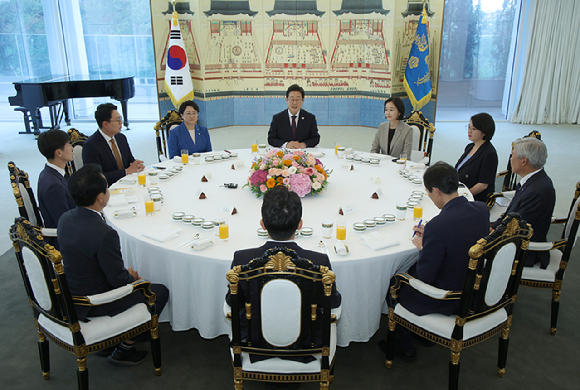 이재명 대통령이 3일 서울 한남동 관저에서 열린 비교섭단체 5당 지도부 오찬 회동에서 참석자의 발언을 듣고 있다. 2025.7.3 [대통령실통신사진기자단] [사진=연합뉴스]