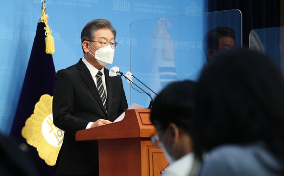 더불어민주당 이재명 대선 후보가 9일 국회 소통관에서 감염병대응정책관련 긴급 기자회견을 하고 있다. [사진=김성진 기자]