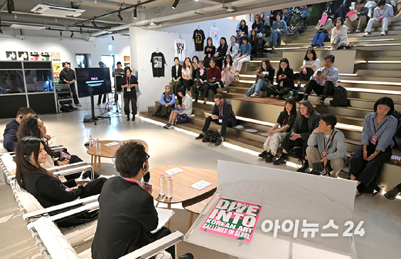 (왼쪽부터) 앤디 루이스(Andy St. Louis) 프리즈 하우스 서울 디렉터-아누드 알함마디(Alanood Alhammadi) 프리즈 아부다비 부디렉터-에리 타카네(Eri Takane) 도쿄 겐다이 페어 디렉터가 27일 서울 용산구 페즈에서 문화체육관광부와 예술경영지원센터가 주최한 '다이브 인투 코리안 아트: 갤러리즈 인 서울(Dive into Korean Art: Galleries in Seoul)'의 일환으로 열린 토론회에서 '비서구 미술시장의 재편과 로컬리티의 글로벌 확장'을 주제로 토론하고 있다. [사진=정소희 기자]