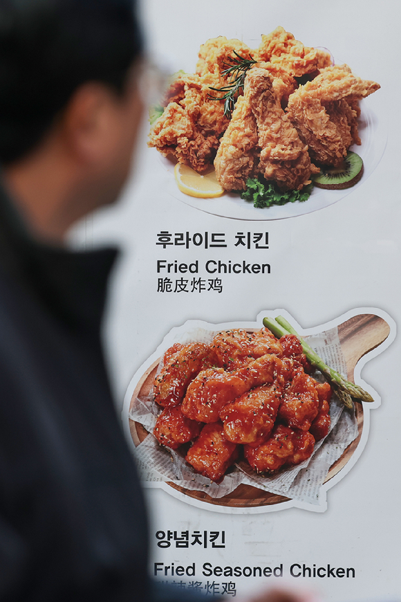 하림과 마니커 등 주요 닭고기 생산업체들이 치킨 프랜차이즈와 대형마트, 대리점에 공급하는 가격을 잇달아 인상한 것으로 나타났다. 서울 시내 대형마트에 닭고기 등 육계 판매대 모습. [사진=연합뉴스]