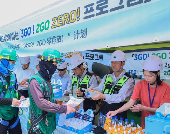 지난 1일 현대건설 직원들이 온열질환 예방 캠페인을 진행하고 있는 모습. [사진=현대건설]