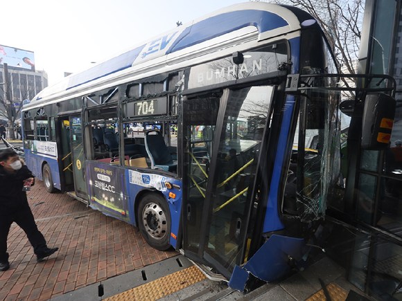 16일 서울 서대문역 사거리에서 버스가 인도로 돌진 뒤 건물에 충돌해 있다. [사진=연합뉴스]