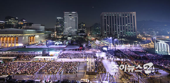 방탄소년단(BTS)이 21일 오후 서울 광화문 광장에서 정규 5집 '아리랑(ARIRANG)' 앨범 발매를 기념해 컴백 무대를 앞둔 가운데 팬들이 공연을 기다리고 있다. [사진=사진공동취재단]