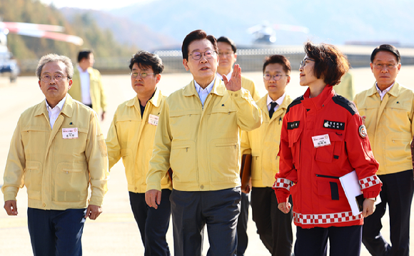 이재명 대통령이 6일 강원도 원주 산림항공본부에서 산불진화 관ㆍ군 합동훈련 참관을 위해 이동하며 이미라 산림청 차장(오른쪽)과 대화하고 있다. 2025.11.6 [사진=연합뉴스]