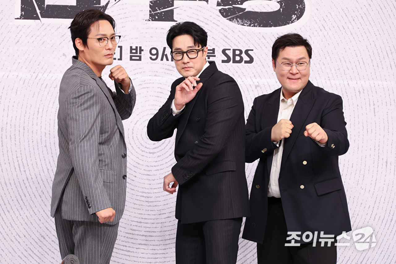 배우 최대훈, 소지섭, 윤경호가 25일 오후 서울 양천구 목동 SBS에서 진행된 SBS 새 금토드라마 '김부장' 제작발표회에 참석해 포즈를 취하고 있다. [사진=문수지 기자]