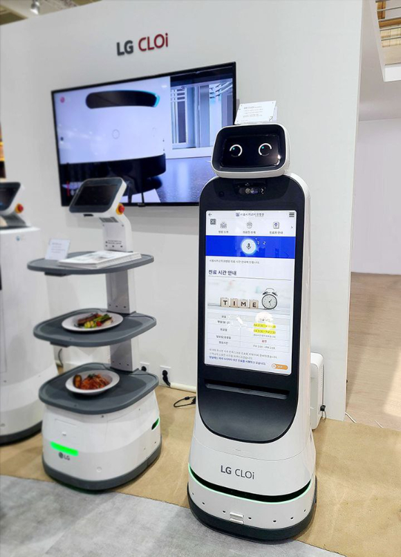 와이즈에이아이는 오는 7일까지 개최되는 국내 최대 규모 전자·IT 전시회 '한국전자전(KES) 2022'에서 LG전자가 공개한 안내로봇 '클로이(CLOi) 가이드봇(사진)'에 자체 개발한 AI 솔루션을 탑재해 관람객을 대상으로 다양한 안내 서비스를 제공했다. [사진=와이즈에이아이]