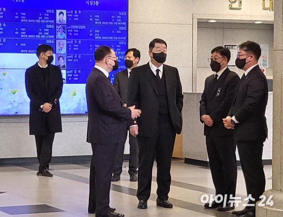 구광모 LG그룹 회장이 13일 고(故) 구자홍 LS그룹 초대 회장의 빈소가 마련된 서울 송파구 서울아산병원을 찾아 조문 후 장례식장을 빠져나가고 있다. [사진=서민지 기자]