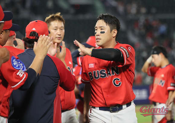 롯데 자이언츠 선수들이 13일 열린 한화 이글스와 홈 경기에서 2-0으로 승리한 뒤 서로를 격려하고 있다. 선수단 주장을 맡고 있는 전준우(오른쪽)이 동료들과 손바닥을 마주치고 있다. [사진=롯데 자이언츠]