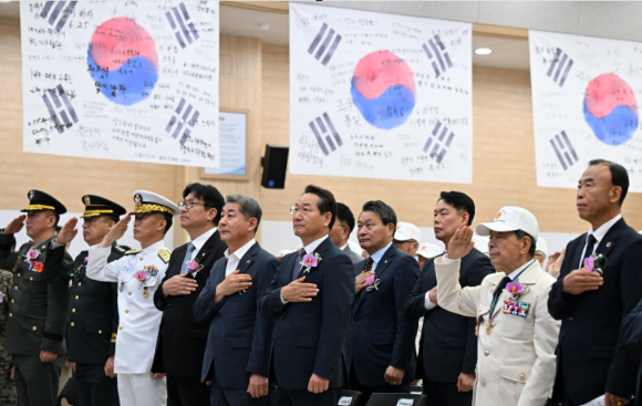 유정복 인천광역시장이 25일 시청 대회의실에서 열린 6·25 전쟁 75주년 기념식에서 참석자들과 국민 의례를 하고 있다. [사진=인천시]