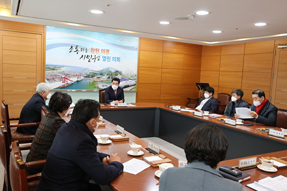 26일 포항시의회가 포스코그룹 지주회사 전환과 관련해 긴급 간담회를 열고 있다. [사진=포항시의회]