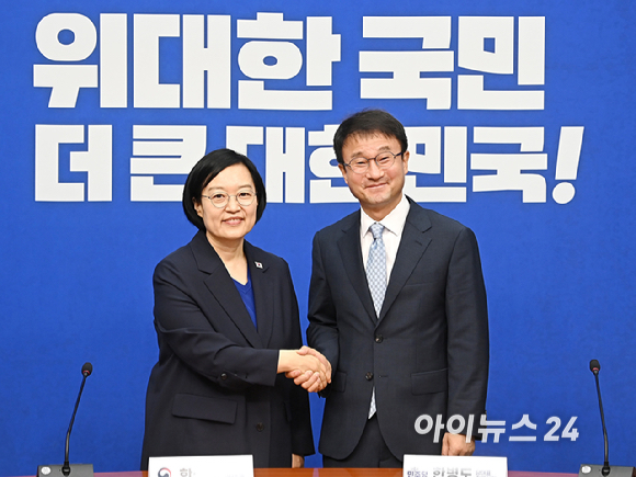 한성숙 국무총리가 10일 서울 여의도 국회에서 취임 인사차 한병도 더불어민주당 당대표 직무대행 겸 원내대표를 만나 기념촬영을 하고 있다. [사진=곽영래 기자]