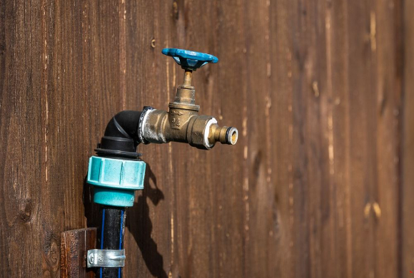 이웃의 주택을 건축한 뒤 수도관을 본인 집에 연결해 20개월 동안 몰래 물을 사용한 60대 남성이 항소심에서도 벌금형을 선고받았다. 본 기사와 무관한 이미지. [사진=픽사베이@Alexei_other]