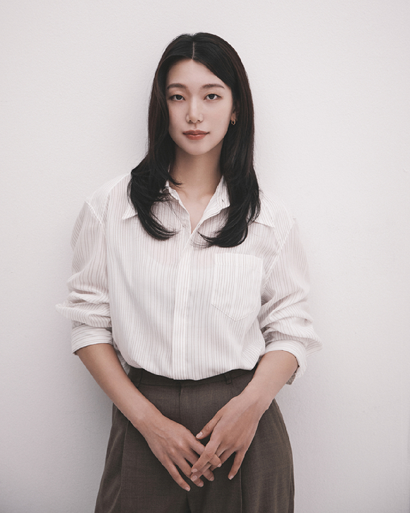 배우 이호정이 넷플릭스 시리즈 '당신이 죽였다' 인터뷰에 앞서 포즈를 취하고 있다. [사진=매니지먼트 레도]