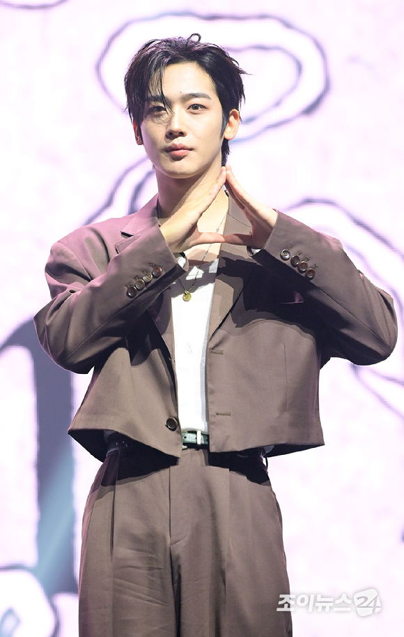 &apos;컴백&apos; 위아이 김요한 &quot;팀 활동 복귀, 오랜만 무대 너무 떨려&quot;