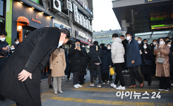 윤석열 국민의힘 대선후보가 6일 오전 서울 영등포구 여의도역 5번 출구에서 출근하는 시민들에게 인사하고 있다. [사진=김성진 기자]