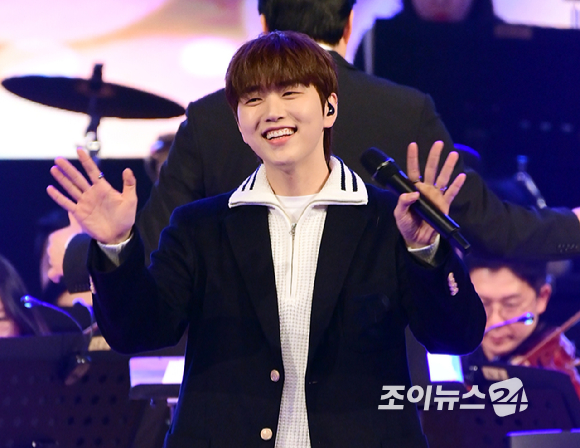 B1A4 산들이 23일 오후 서울 노원구 광운대학교 동해문화예술관에서 열린 '뮤지컬&middot;OST 콘서트-봄이 오는 소리'에서 무대를 선보이고 있다. [사진=정소희 기자]