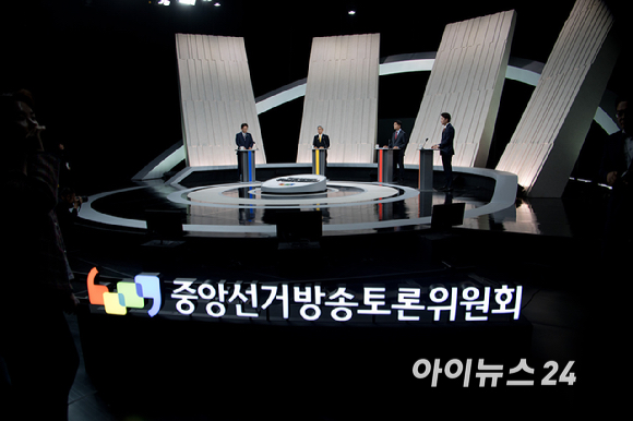 27일 서울 상암 MBC스튜디오에서 열린 21대 대선후보 3차 토론회에 더불어민주당 이재명 후보, 민주노동당 권영국 후보, 국민의힘 김문수 후보, 개혁신당 이준석 후보(좌측부터) 가 참석하여 토론회를 준비하고 있다. [사진=국회사진기자단]