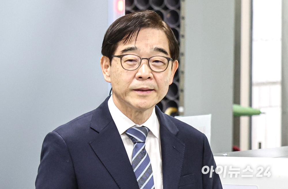 변호사 등록을 하지 않은 채 화천대유자산관리의 법률 상담을 하고 대가를 받은 혐의로 재판에 넘겨진 권순일 전 대법관이 11일 오전 서울 서초구 서울중앙지법에서 열린 1심에서 공소기각 선고를 받은 뒤 나서고 있다. [사진=곽영래 기자]