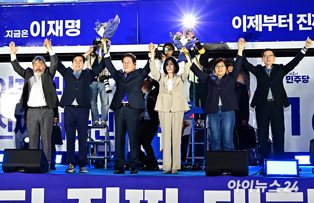 제21대 대통령 당선이 확실시 되는 이재명 더불어민주당 대선 후보가 4일 서울 여의도 국회 정문 앞에 마련된 개표방송 야외무대에서 연설을 하고 있다. [사진=곽영래 기자]