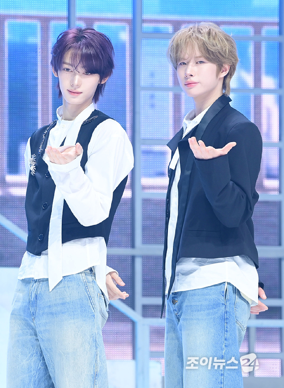 그룹 투어스 신유와 도훈이 27일 오후 서울 광진구 광장동 예스24라이브홀에서 열린 투어스(TWS) 미니 5집 'NO TRAGEDY' 발매 기념 쇼케이스에서 참석하고 있다. [사진=정소희 기자]