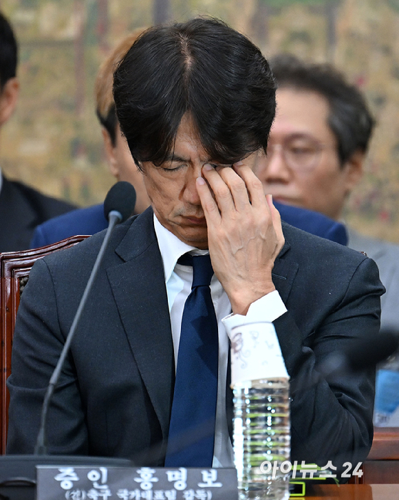 홍명보 전 축구국가대표 감독이 30일 서울 여의도 국회에서 열린 문화체육관광위원회의 대한축구협회 현안 관련 청문회에 참석해 자리에 앉아 있다. [사진=곽영래 기자]