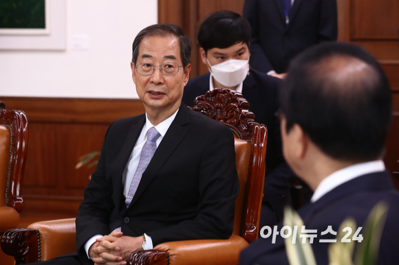 한덕수 국무총리가 지난 24일 국회 의장실을 예방해 박병석 국회의장과 대화하고 있다. [사진=김성진 기자]