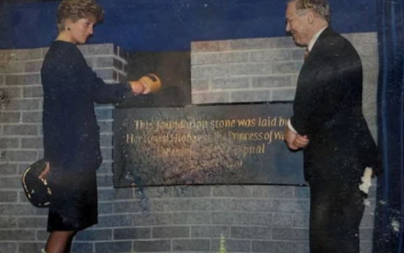 故 다이애나 왕세자비의 사진 위로 빗방울이 떨어지고 있다. [사진=연합뉴스]