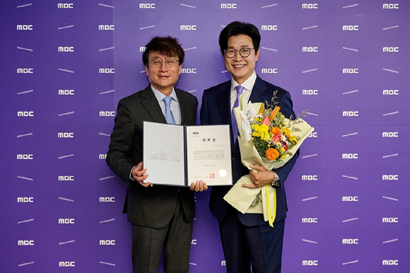 김성주와 안형준 MBC 사장이 전속 스포츠캐스터 위촉식에서 함께 사진을 촬영하고 있다. [사진=MBC]