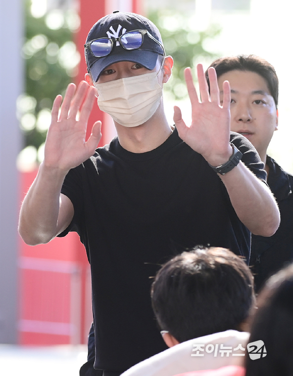군복무 중인 배우 이재욱이 8일 부산 해운대구 영화의전당에서 열린 제31회 부산국제영화제 '꿀알바' 오픈토크를 보러 현장에 방문하고 있다. [사진=정소희 기자]