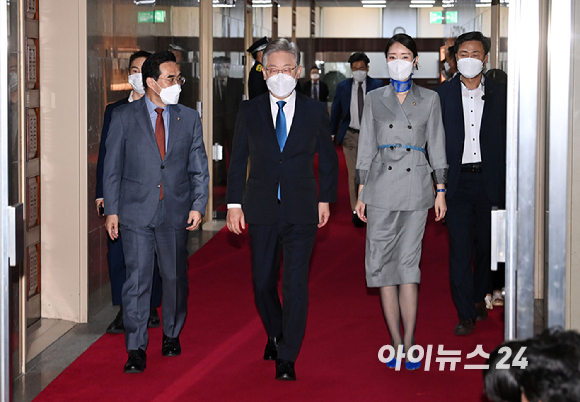 이재명 더불어민주당 대선 후보가 1일 오전 서울 여의도 국회에서 박병석 국회의장을 예방한 후 의장실을 나오고 있다. [사진=김성진 기자]