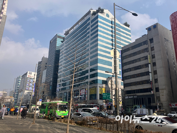 오피스텔이 '아파트 대체재'로서 몸값을 올리고 있다. 사진은 서울 영등포구의 오피스텔 건물. [사진=김민지 기자]