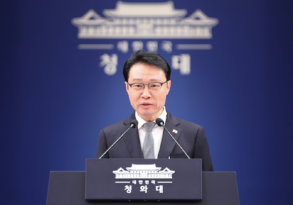 이규연 홍보소통수석이 12일 청와대 기자회견장에서 12&middot;29 제주항공 참사 관련 브리핑을 하고 있다. 2026.3.12 [청와대통신사진기자단] [사진=연합뉴스]