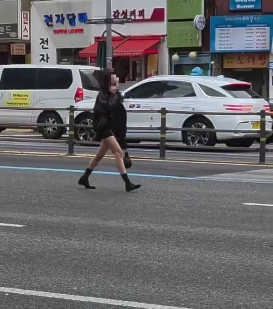 실연의 아픔 때문에 강남대로 한복판을 위험천만하게 걸어가는 여성을 뒤따라 구한 경찰의 모습이 화제가 되고 있다. 사진은 사회관계망서비스(SNS) X 캡처. [사진=X@들여다봄]