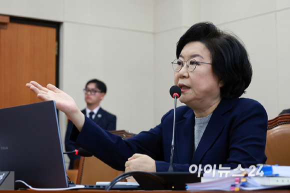 이혜훈 기획예산처 장관 후보자가 23일 서울 여의도 국회에서 열린 재정경제기획위원회의 인사청문회에서 의원 질의에 답하고 있다. [사진=곽영래 기자]