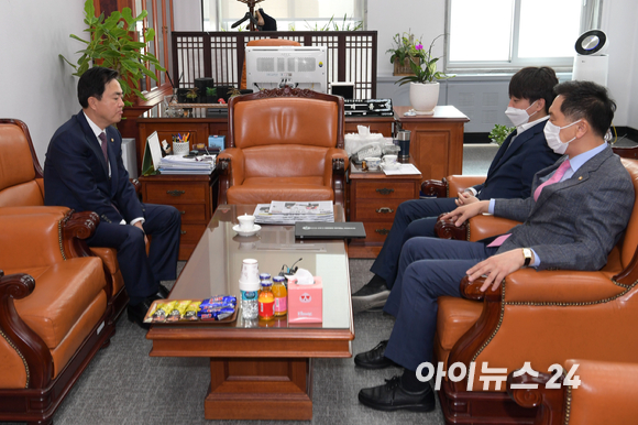 이준석 국민의힘 대표와 김기현 원내대표가 4일 오전 서울 여의도 국회 농해수위 위원장실에서 원내대표 출마 의사를 밝힌 김태흠 의원을 만나 면담하고 있다. [사진=정소희 기자]