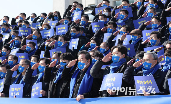 17일 오후 서울 여의도 국회 본청 앞에서 안보전문가ㆍ국방지킴이 3,000인 이재명 더불어민주당 대선 후보 지지선언이 열린 가운데 이낙연 총괄선대위원장이 참석자들과 거수경례를 하고 있다. [사진=국회사진취재단]