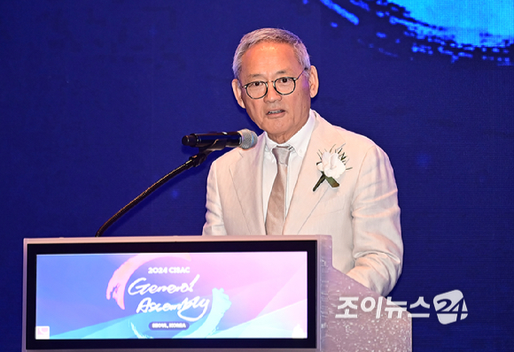 유인촌 문화체육관광부 장관이 30일 오전 서울 여의도 콘레드호텔에서 열린 &lsquo;2024 국제저작권관리단체연맹(이하 CISAC) 세계 총회&rsquo;에서 축사를 하고 있다. [사진=곽영래 기자]