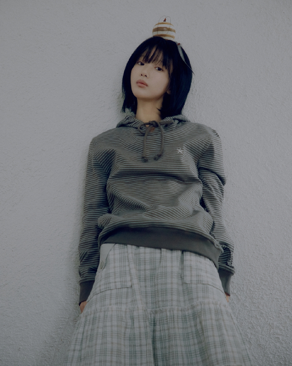 가수 한로로가 패션 브랜드 화보 촬영에서 포즈를 취하고 있다. [사진=어센틱]