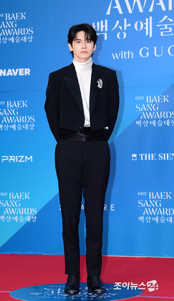 배우 옹성우가 5일 오후 서울 삼성동 코엑스에서 열린 제61회 백상예술대상 시상식 레드카펫 행사에 참석하고 있다. [사진=정소희 기자]