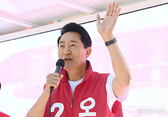 오세훈 국민의힘 서울시장 후보가 2일 서울 여의도역 인근에서 시민들에게 출근길 인사를하고 있다. [사진=곽영래 기자]