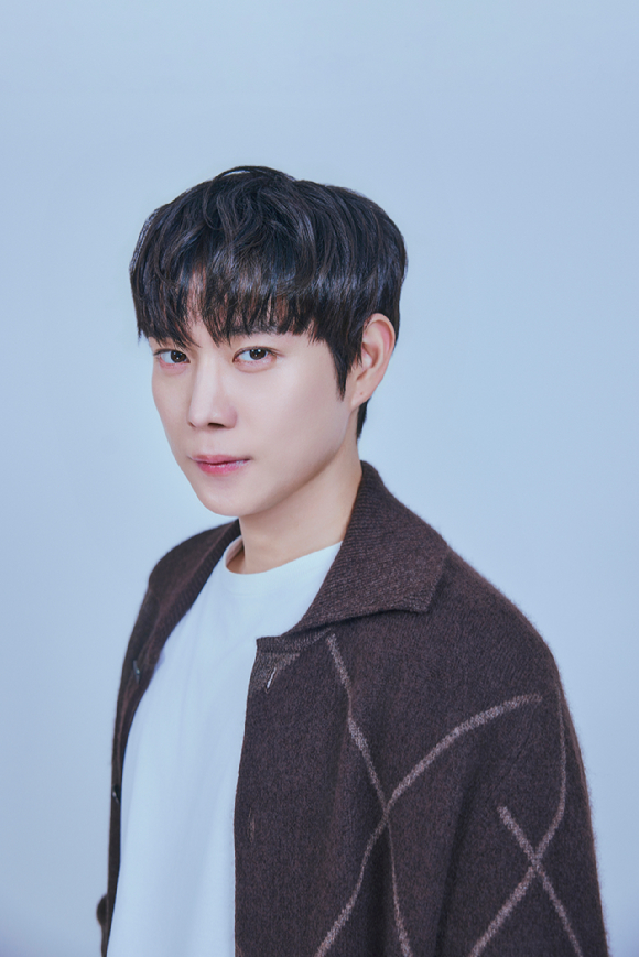 '친애하는 X'에 출연한 김영대가 인터뷰에 앞서 사진촬영을 하고 있다. [사진=티빙]