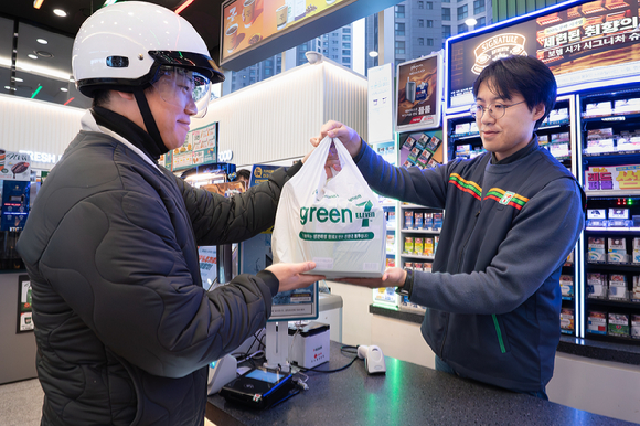 세븐일레븐은 퀵커머스 카테고리를 집중 육성한다고 밝히며, 이달 배달 및 픽업 서비스 할인 프로모션을 연다. [사진=세븐일레븐]