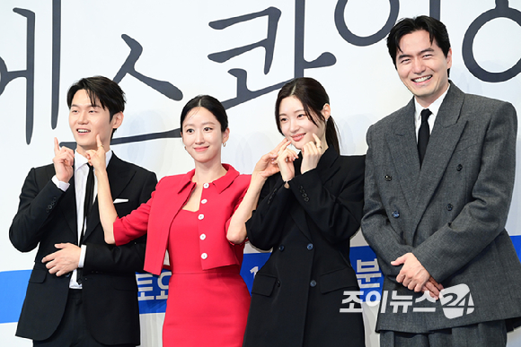 배우 이학주-전혜빈-정채연-이진욱이 31일 오후 서울 구로구 더링크서울 트리뷰트 포트폴리오 호텔에서 열린 JTBC 새 토일드라마 '에스콰이어: 변호사를 꿈꾸는 변호사들' 제작발표회에 참석하고 있다. [사진=정소희 기자]