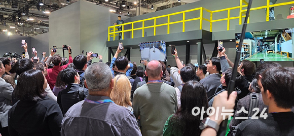 장재훈 현대차그룹 부회장(왼쪽 네번째)이 보스턴다이내믹스 관계자들과 기념사진을 찍고 있다.[사진=박지은 기자]