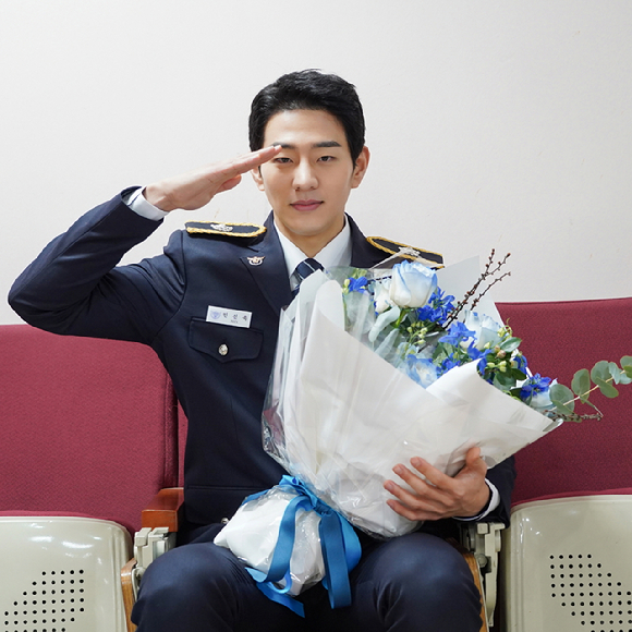 '비질란테' 이승우가 드라마 종영을 기념하고 경례하고 있다. [사진=51K]