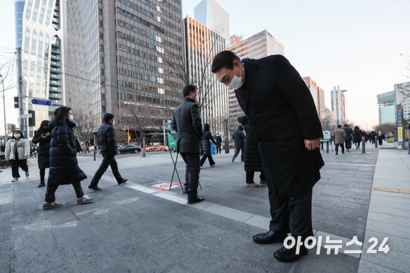 윤석열 국민의힘 대선후보가 6일 오전 서울 영등포구 여의도역 5번 출구에서 출근하는 시민들에게 인사하고 있다. [사진=김성진 기자]