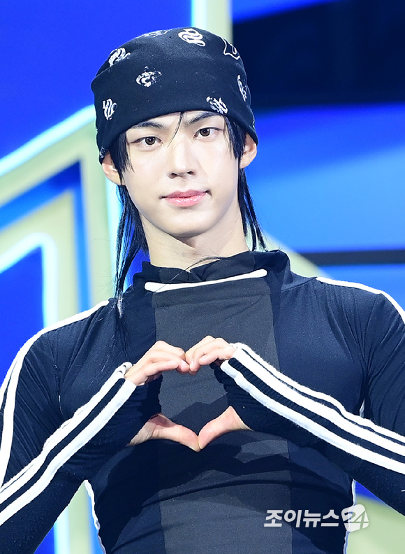 [포토] 투어스 도훈, 열일하는 이목구비